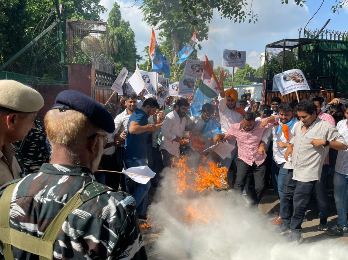 nsui's tweet photo. हम मोदी सरकार को छात्रों के भविष्य के साथ खिलवाड़ नहीं करने देंगे। #JEE, #NEET की परीक्षा हो या #CUET की, लगातार तकनीकी खराबी से छात्रों को मानसिक तनाव व अनेकों दिक्कतों का सामना करना पड़ रहा है लेकिन मोदी सरकार सोई हुई है।
छात्र विरोधी सरकार के खिलाफ NSUI की लड़ाई जारी रहेगी। https://t.co/JPAiNpLqlw