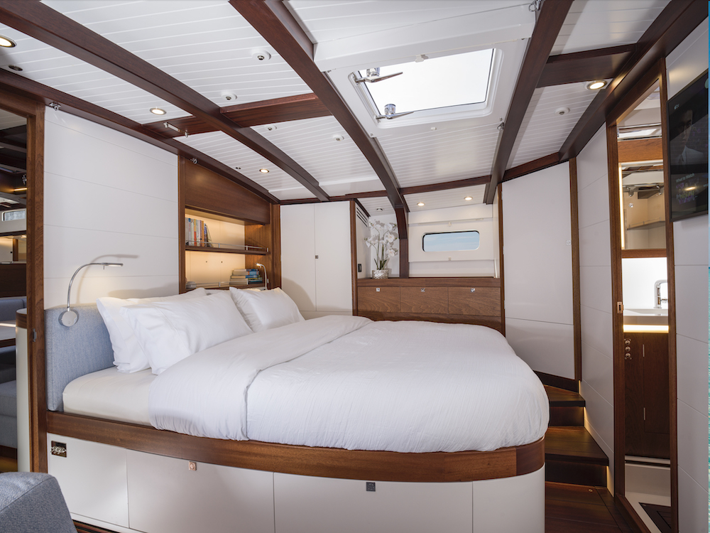 Introducing the first Spirit 72DH.... Beautifully classic lines and the world's finest craftsmanship meet a contemporary interior  #spirityachts

Find out more: bit.ly/2NsOoVB