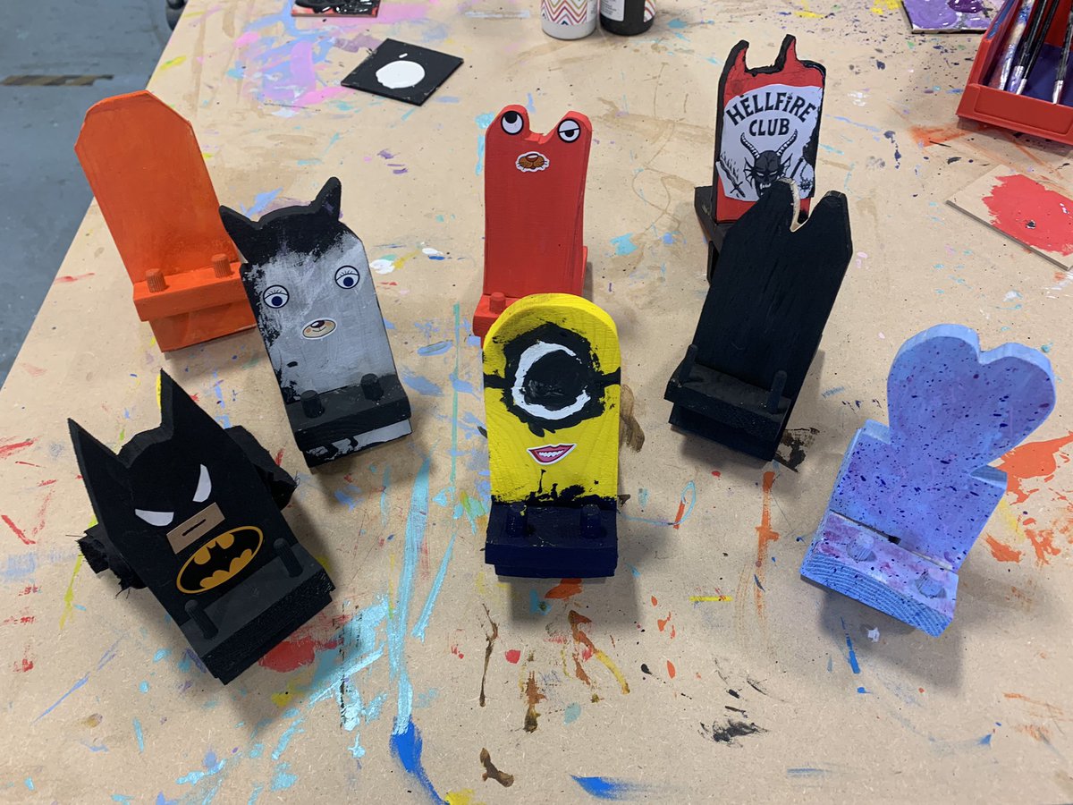Our ESA class have been working hard to finish their mobile phone holders. Great work! 👏🪚🎨 @stpaulsdundee @StPaulsSfl