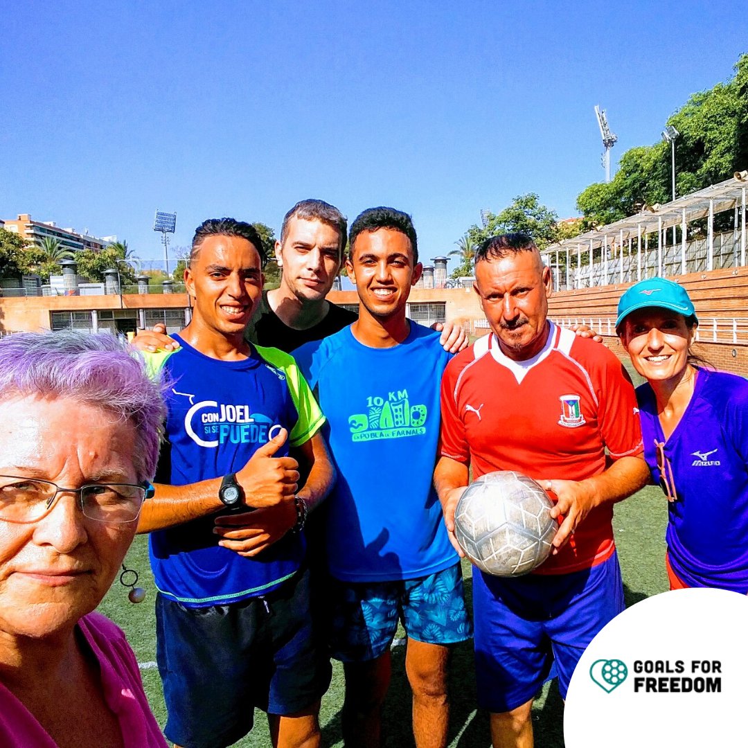 goalsforfreedom's tweet photo. Os compartimos una buena dosis de sonrisas para afrontar con fuerza la recta final de agosto. 
¡Con muchas ganas de volver a disfrutar juntos/as de las Pachangas de #GoalsForFreedom a partir de septiembre! ¿Estáis preparados/as? 😉 https://t.co/vuwJFmHhkY