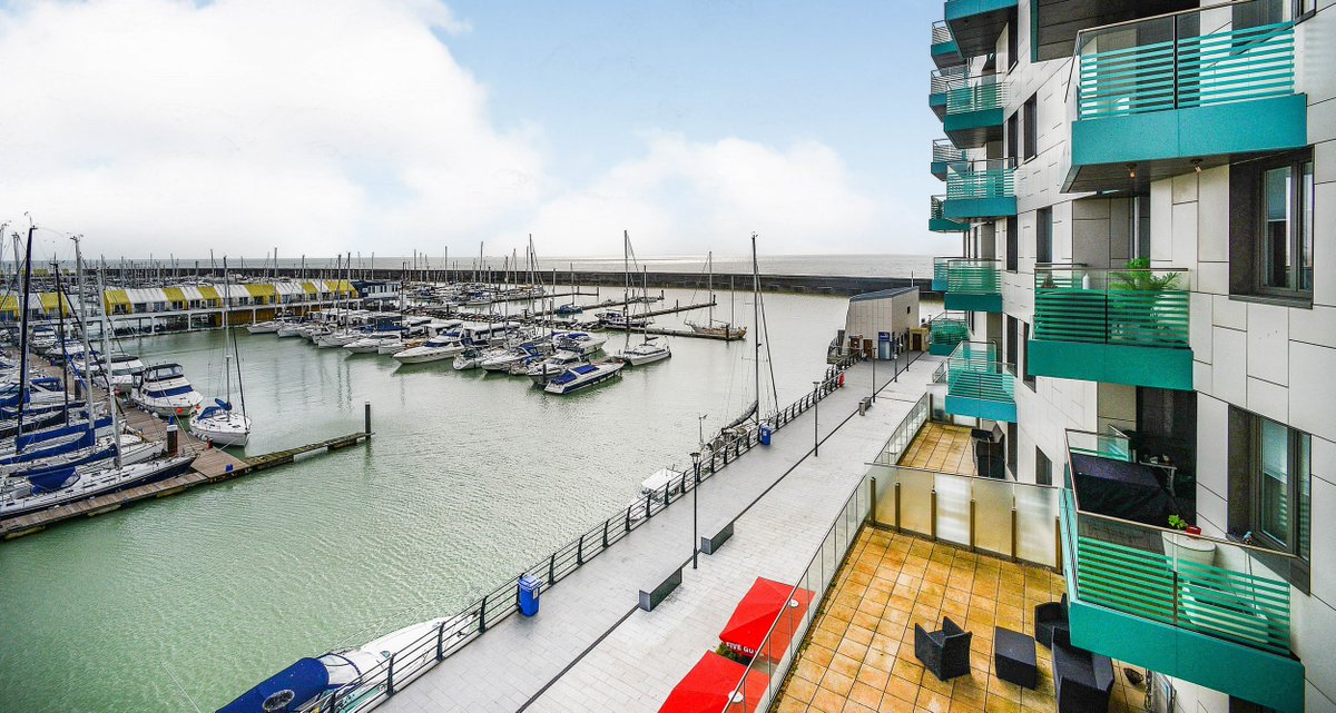 #Brighton Marina brings a stylish new meaning to waterside living. 

Just look at the views from the balcony, a feature of all the #apartments in this highly sought after location. 

#Buying? #Investing? Contact the team to find out more today.

bit.ly/2V1QRel