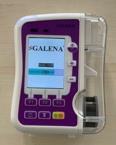 • Galena BN-702 Beslenme Pompası, ağız yolu ile beslenme yetisini kaybetmiş hastaların besinlerini hastalara aktarmasını sağlayan elektronik bir tıbbi cihazdır.
• Galena BN-702 Beslenme Pompası, beslenme programları arasında hastaya su verebilmektedir.