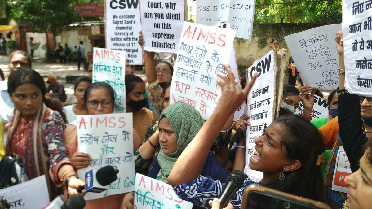 thelogicalopini's tweet photo. बिलकिस बानों पर हुए जघन्य अपराध के दोषियों को गुजरात भाजपा सरकार द्वारा छोड़ें जाने के विरोध में और बलात्कार और हत्या के सभी 11 अपराधियों को जेल भेजने की मांगों को लेकर महिला संगठनों का दिल्ली के जंतर-मंतर पर विरोध प्रदर्शन।
#BilkisBanoCase #GujaratRiots #JusticeForBilkisBano https://t.co/OJ9CJMkGZ0