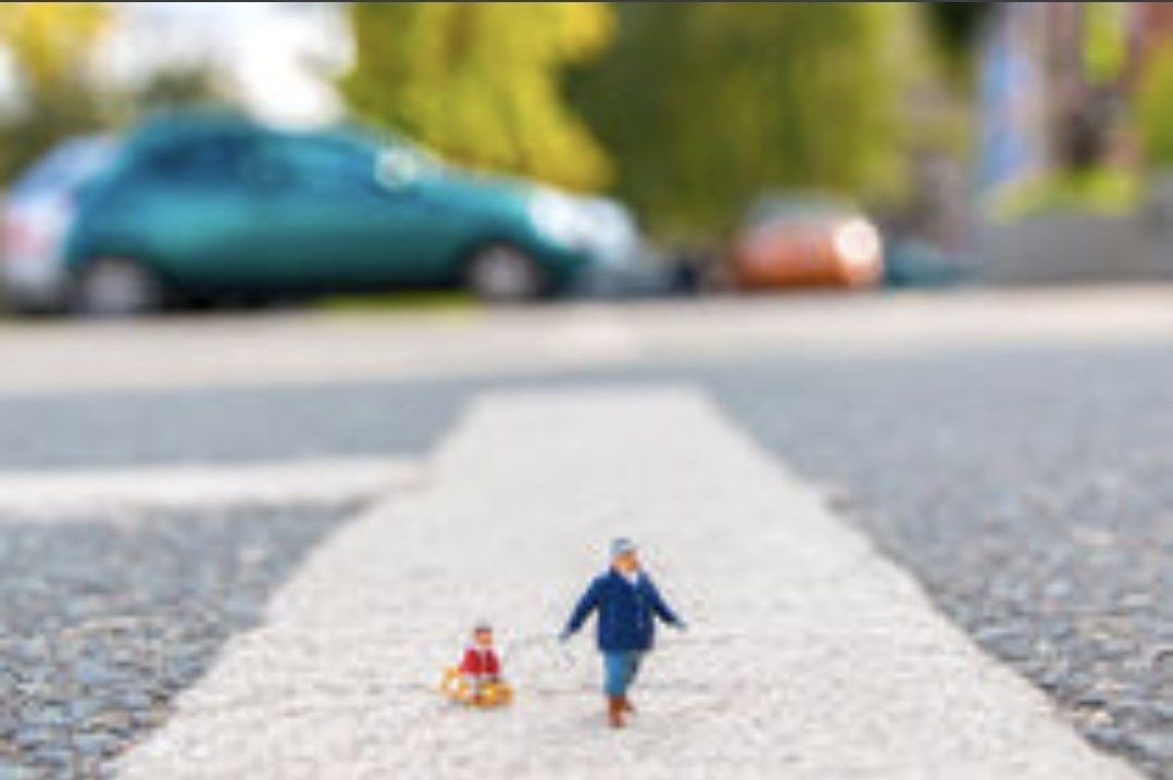 Ich mag nicht, wenn von den „kleinen Leuten“ gesprochen wird.  Gerade wieder gehört. Das ist ein degradierender Begriff für Menschen mit niedrigem Einkommen und scheinbar geringer Einflussmacht.
Kein Mensch ist kleiner oder größer an Würde als ein anderer. 
#respekt 
📷 Slinkachu