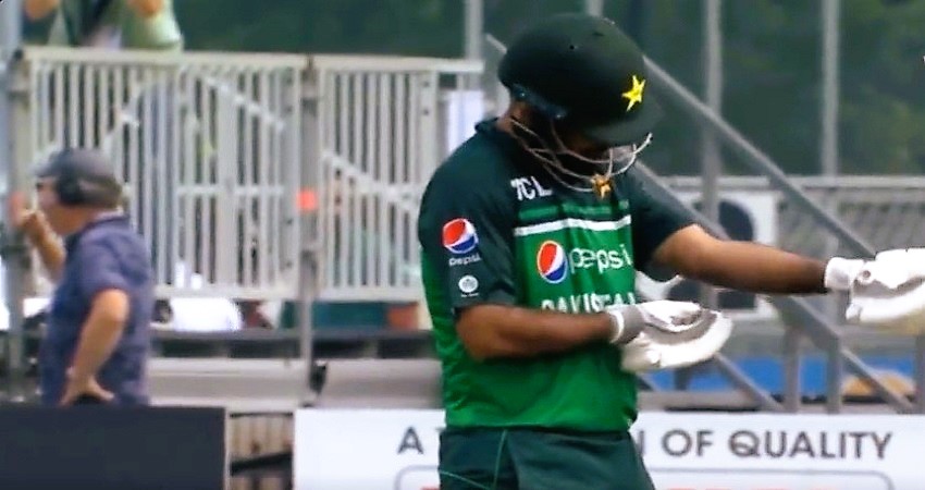 Video: मैच के दौरान पाक टीम को मधुमक्खियों ने काटा, काँप उठे खिलाड़ी #fakharzaman
freakyfuntoosh.com/sports/fakhar-…