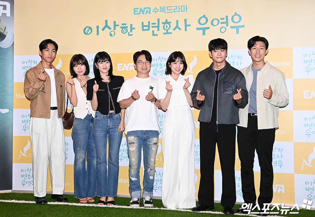 Hanbada and whale team is complete at the group viewing event of #ExtraordinaryAttorneyWoo finale at CGV Yongsan today!

I AM SO EXCITED FOR THE FINALE!!! 🐳