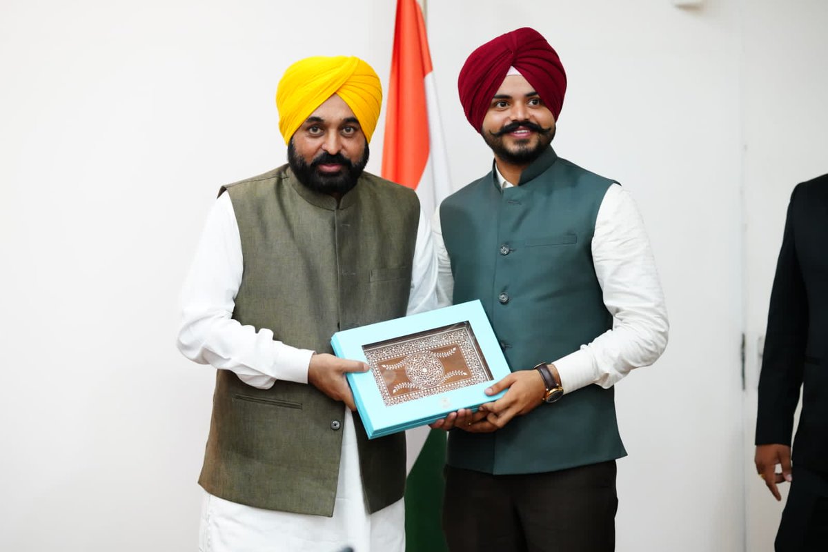 BhagwantMann's tweet photo. ਅੱਜ ਸਿਵਲ ਸਰਵਿਸਿਜ਼ ਲਈ ਚੁਣੇ ਅਤੇ LBSNAA ਵਿਖੇ ਟ੍ਰੇਨਿੰਗ ਲਈ ਜਾਣ ਵਾਲੇ ਪੰਜਾਬ ਦੇ 22 ਅਫਸਰਾਂ ਨੂੰ ਮਿਲਕੇ ਬਹੁਤ ਚੰਗਾ ਲੱਗਾ.. ਸੁਨਹਿਰੇ ਭਵਿੱਖ ਲਈ ਸ਼ੁਭਕਾਮਨਾਵਾਂ.. ਯਕੀਨਨ ਇਹ ਦੇਸ਼ ਅਤੇ ਪੰਜਾਬ ਦਾ ਨਾਮ ਰੌਸ਼ਨ ਕਰਨਗੇ..ਲੋਕਾਂ ਦੀ ਭਲਾਈ ਲਈ ਜੀਵਨ ਭਰ ਵਚਨਬੱਧ ਰਹਿਣਗੇ। https://t.co/xlGB44OX3S
