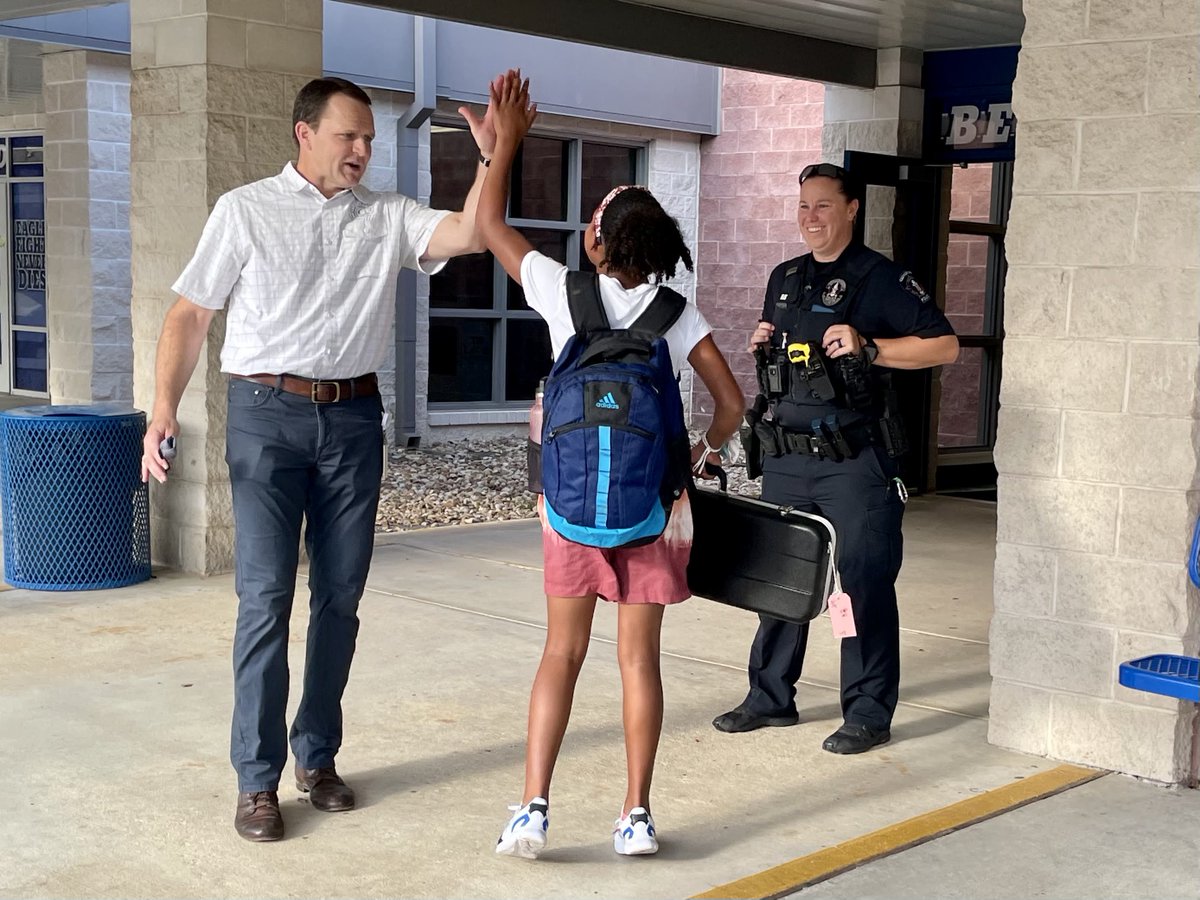 City of Georgetown (@georgetowntx) on Twitter photo 🎉We hope all <a href="/GeorgetownISD/">Georgetown ISD</a> students have a great first day of 🚗school in #GeorgetownTX!
Remember to watch for kiddos in 🚗school zones, at 🚌bus stops, and 🚶‍♂️walking/🚴‍♀️biking to school today!
#LoveWhereYouLive #GISDB2S 🎉We hope all <a href="/GeorgetownISD/">Georgetown ISD</a> students have a great first day of 🚗school in #GeorgetownTX!
Remember to watch for kiddos in 🚗school zones, at 🚌bus stops, and 🚶‍♂️walking/🚴‍♀️biking to school today!
#LoveWhereYouLive #GISDB2S