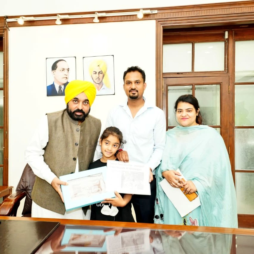 BhagwantMann's tweet photo. ਦੇਸ਼ ਦਾ ��ਾਣ ਹੈ ਇਹ ਧੀ... ਸਿਰਫ਼ 7 ਸਾਲਾਂ ਦੀ ਉਮਰ ਵਿੱਚ ਕਿਲੀਮੰਜਾਰੋ ਦੀ ਚੋਟੀ ਨੂੰ ਸਰ ਕਰਨਾ.. ਉਹ ਵੀ ਤਿੰਨ ਵਾਰ, ਇਹ ਆਸਾਨ ਨਹੀਂ.. ਪੂਰੇ ਦੇਸ਼ ਨੂੰ ਸਾਨਵੀ ਸੂਦ ਉੱਪਰ ਮਾਣ ਹੈ.. ਖੂਬ ਤਰੱਕੀਆਂ ਕਰੋ। https://t.co/lyf1UXv0t6