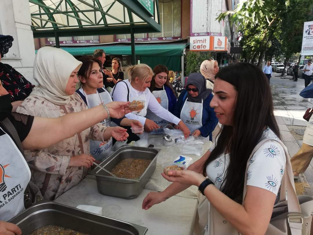 hatice_cakmak_'s tweet photo. AK Parti Çankaya İlçe Kadın Kollarımızın düzenlediği programda Ankaralı hemşehrimize kardeşlik aşı 'Aşure' ikramında bulunduk.
Rabbim kabul etsin.
#Ankara #Çankaya #AKParti #AKKadınlar https://t.co/GOk7dA1YLK
