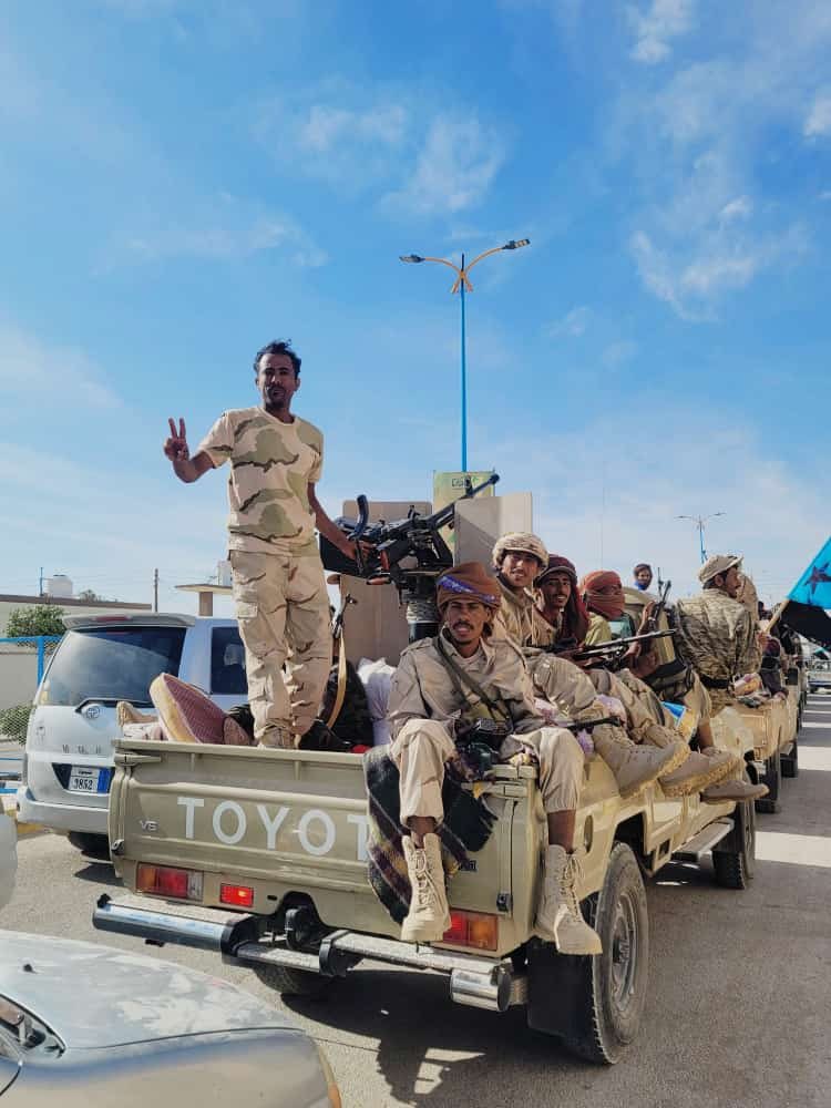 يا أبناء شعبنا الجنوبي العظيم عليكم بتفعيل رمز الجرس الخاص بـ حسابي عشان نوافيكم بكل جديد وكل أخبار المعارك أول بـ أول وعليكم بنشر حسابي على اوسع نطاق في التويتر
 أقولها لكم بقلب صادق
 ورب العرش العظيم 
إذا جات الأوامر بتقدم 
هيا مجرد مسافه الطريق ونحن داخل سيئون
#انور_الخليفي