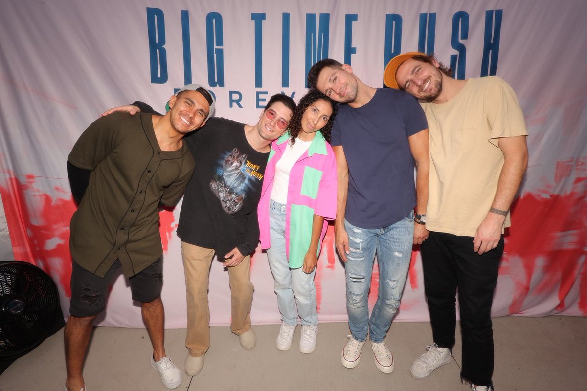 ThePHenderson's tweet photo. “So we take what comes and we keep on going. Leaning on each other's shoulders” 🎶💖

@TheCarlosPena @1LoganHenderson @jamesmaslow @HeffronDrive @bigtimerush https://t.co/oDSUmVVuOV