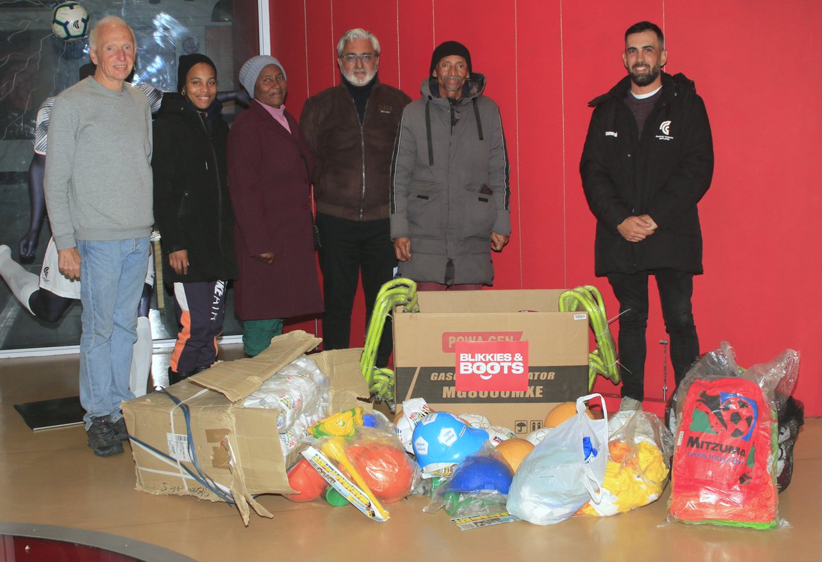 PeterHerring's tweet image. @marchellehendri's ability to connect people is nothing short of incredible. We were back at @CapeTownSpursFC HQ with a donation from @JohnPerlman's #DreamFieldsProject to #BlikkesdorpFC. Graham Barr was on hand to do the hand over. #BlikkiesAndBoots #BeyondSport #AGoodNewsStory