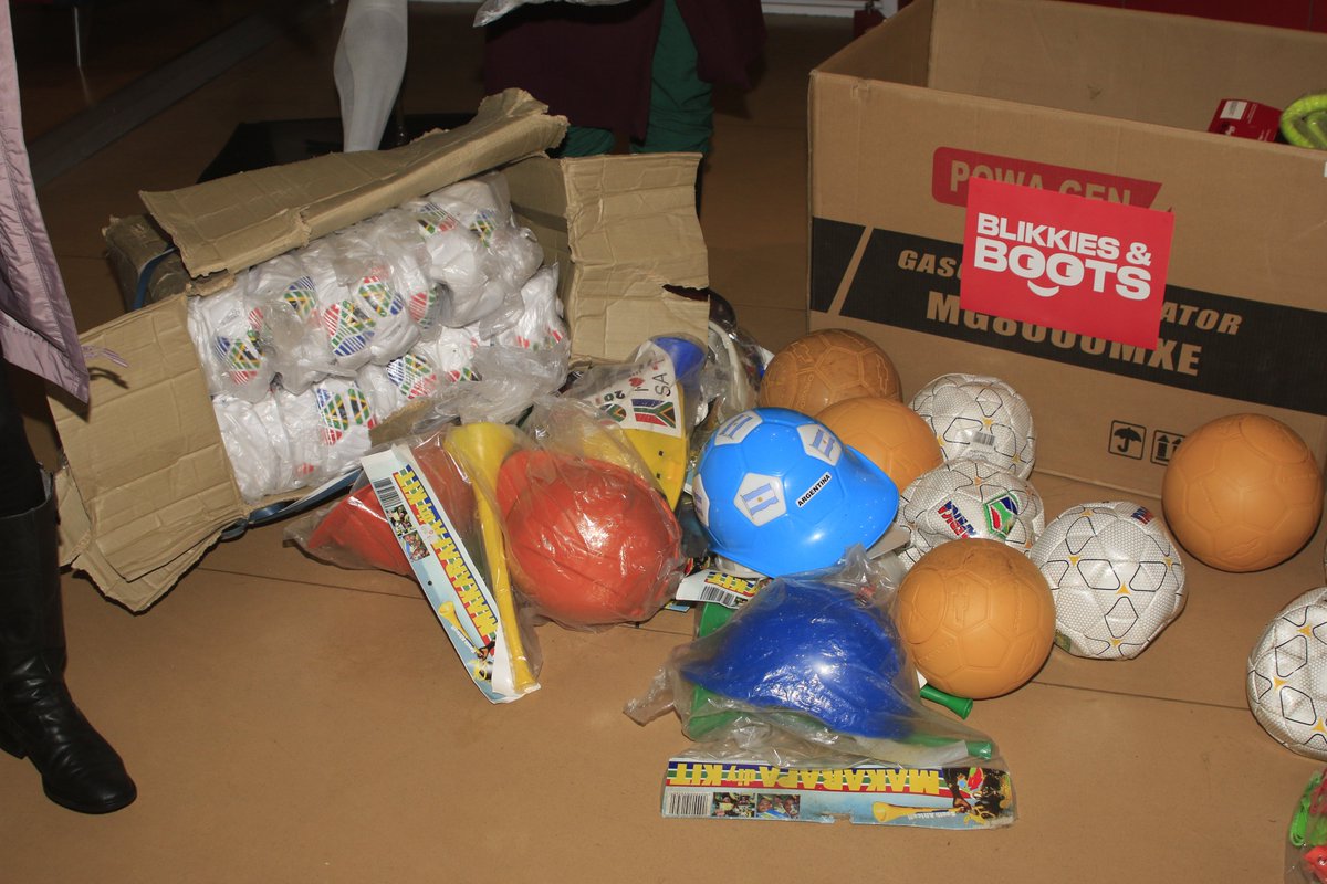 PeterHerring's tweet image. @marchellehendri's ability to connect people is nothing short of incredible. We were back at @CapeTownSpursFC HQ with a donation from @JohnPerlman's #DreamFieldsProject to #BlikkesdorpFC. Graham Barr was on hand to do the hand over. #BlikkiesAndBoots #BeyondSport #AGoodNewsStory