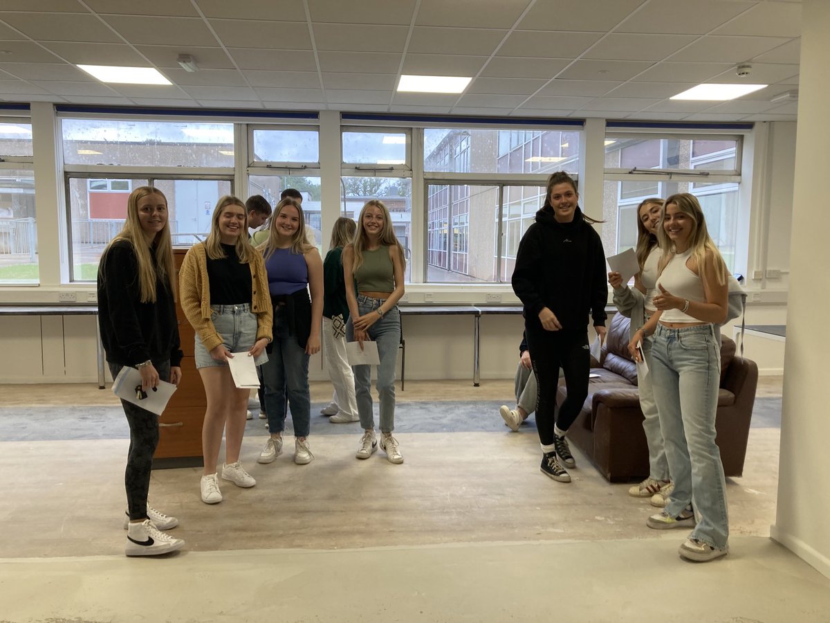 Blwyddyn 13 yn archwilio Ystafell newydd y 6ed sydd bron yn barod ar gyfer pawb sy’n dychwelyd i ⁦<a href="/6ed_Llanhari/">6ed Llanhari</a>⁩ fis Medi ! Year 13 inspecting the new 6th Form room which is almost ready for those returning to the 6th Form in September! Edrych ‘mlaen!#safonau #cyfleusterau