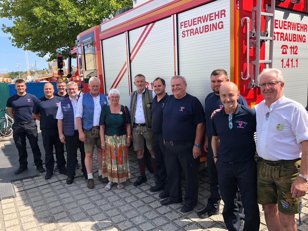 Hoher Besuch gestern in unserer #Festwache. MdB  @AloisRainer ließ es sich nicht nehmen und richtete spontan den Rollbraten her - gelernt ist gelernt. Und g‘schmeckt hat‘s auch.

Wir sagen Danke!
#wirfürstraubing #aloisrainer #josefzellmeier #ehrenamt