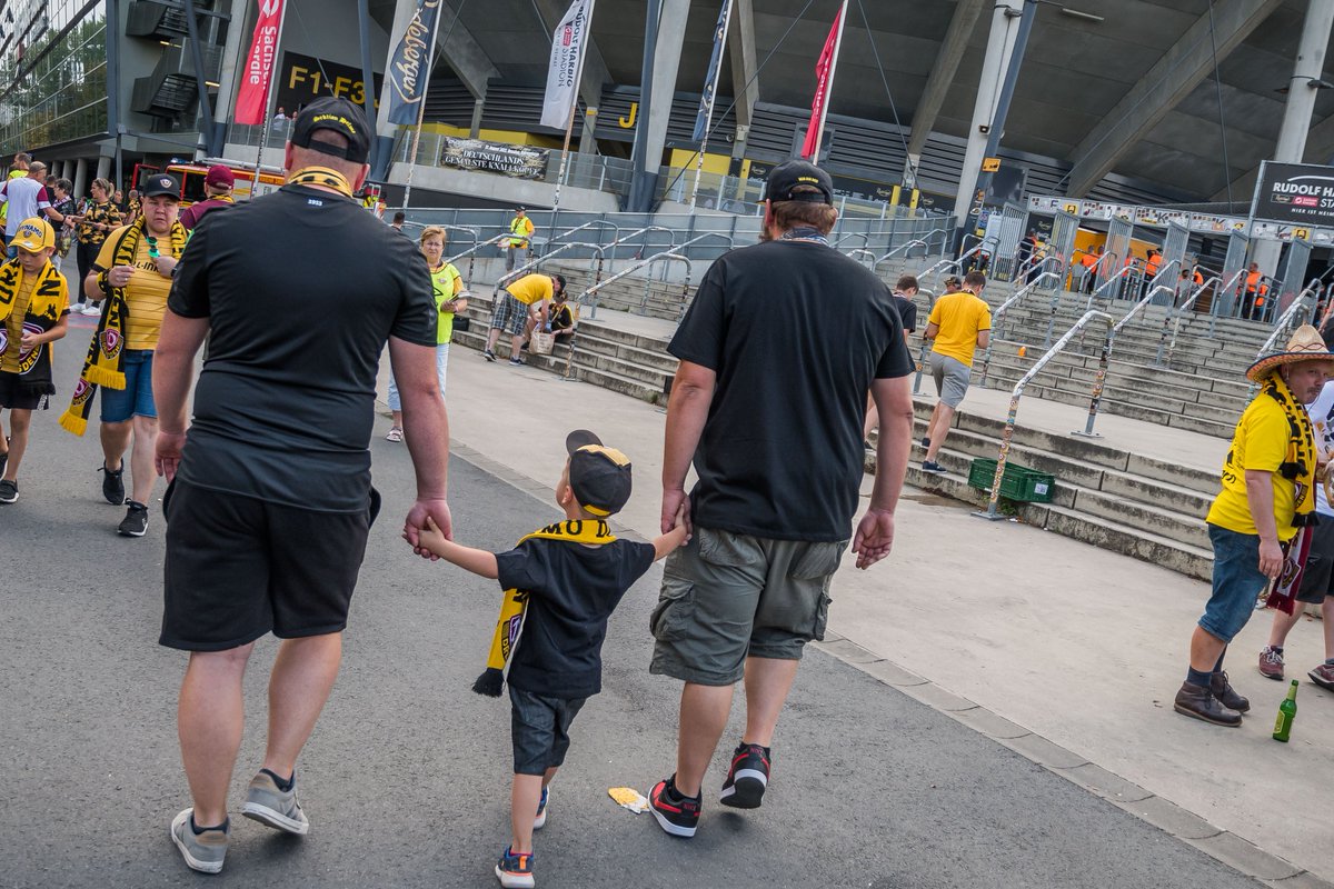 DynamoDresden's tweet photo. Am Samstag empfängt die SGD um 14 Uhr die @SV07Elversberg im @RHStadion. Alles, was Heim- und Gästefans für das Heimspiel wissen müssen, gibt's nun wie gewohnt kompakt zusammengefasst in der #Faninfo. 👉🏼https://t.co/Hx1pu52ju6 #SGDELV #sgd1953 https://t.co/DrvEd5k3Rb