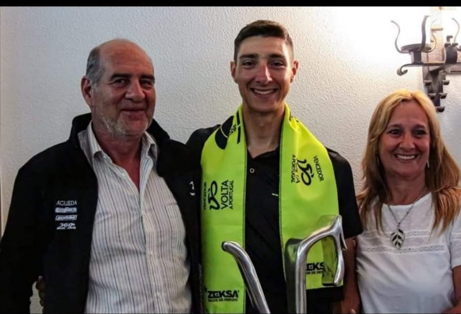 IsabelGuarino1's tweet photo. Somos los padres más orgullosos, vivimos día a día como se sufrió para ganar esta Volta a Portugal
Te mereces muchos mas triunfos 🥂🇵🇹 https://t.co/eim9w7JUQb