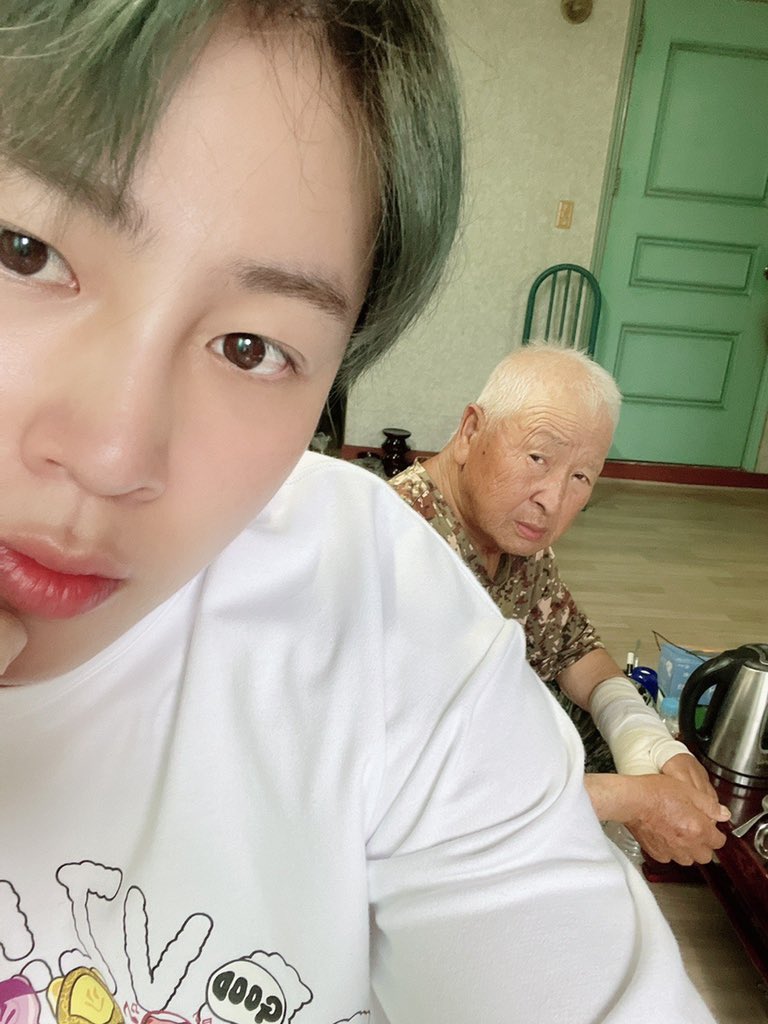 Smile_SWH's tweet photo. ร้องไห้กันทั้งแผ่นดิน ยกเว้นคุณปู่ ซองอุนเข้ากรม คุณปู่ถูกใจสิ่งนี้ https://t.co/blEawwP3Ek