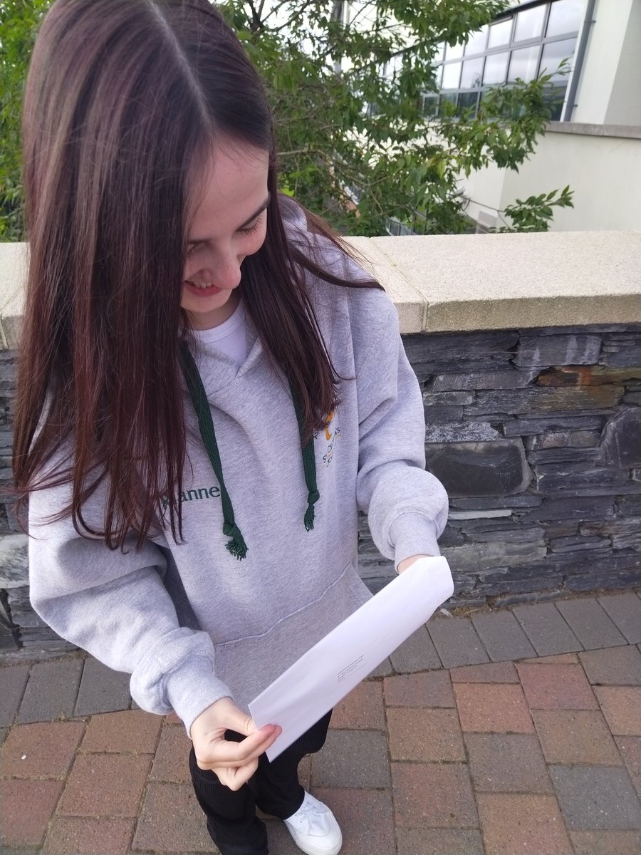 ShazMcCD's tweet photo. So delighted and extremely proud of this young lady getting absolutely amazing results in her A levels. Thanks to her teachers @StCeciliasDerry. From her 1st day @StAnnesDerry to a @UlsterUni student 🎓🎉#AlevelResultsDay2022 @riannedoherty00 https://t.co/whTIFHbCab