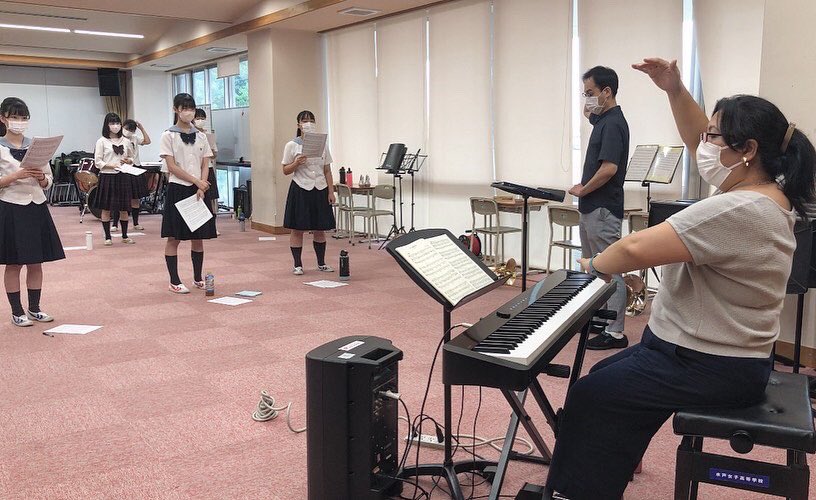 MGwindorchestra's tweet photo. 8月15日に、昭和音楽大学准教授であり、藤原歌劇団でも活動されている廣田美穂先生にレッスンしていただきました✨✨

今回のレッスンは楽器の演奏ではなく、、、

合唱を行いました !! 🎼 

歌う時に大切な 体の使い方 や、声の響かせ方 など、基礎的な部分からしっかり学ぶことができました！ https://t.co/64bqsjpsJl