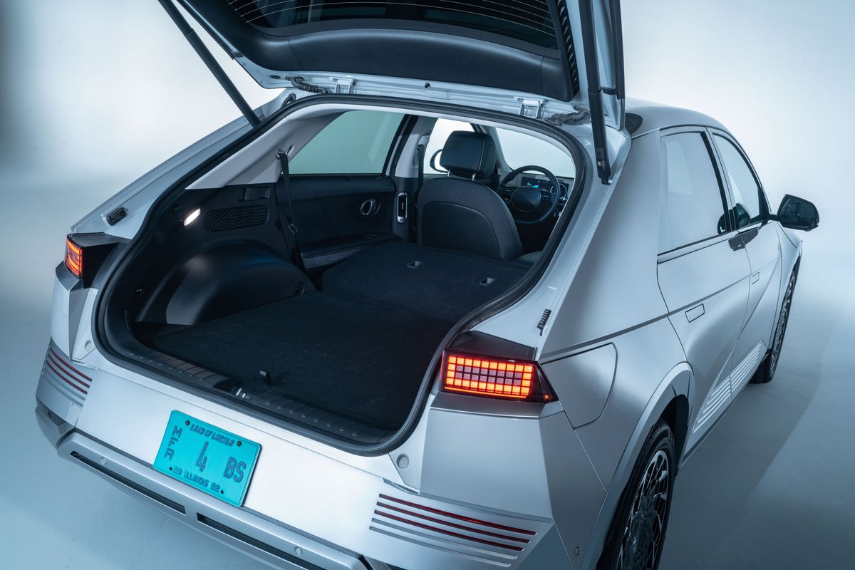 CARandDRIVER's tweet photo. Presenting @CarandDriver's 2022 EV of the Year! https://t.co/URkWRPF64m https://t.co/N83THulVKd
