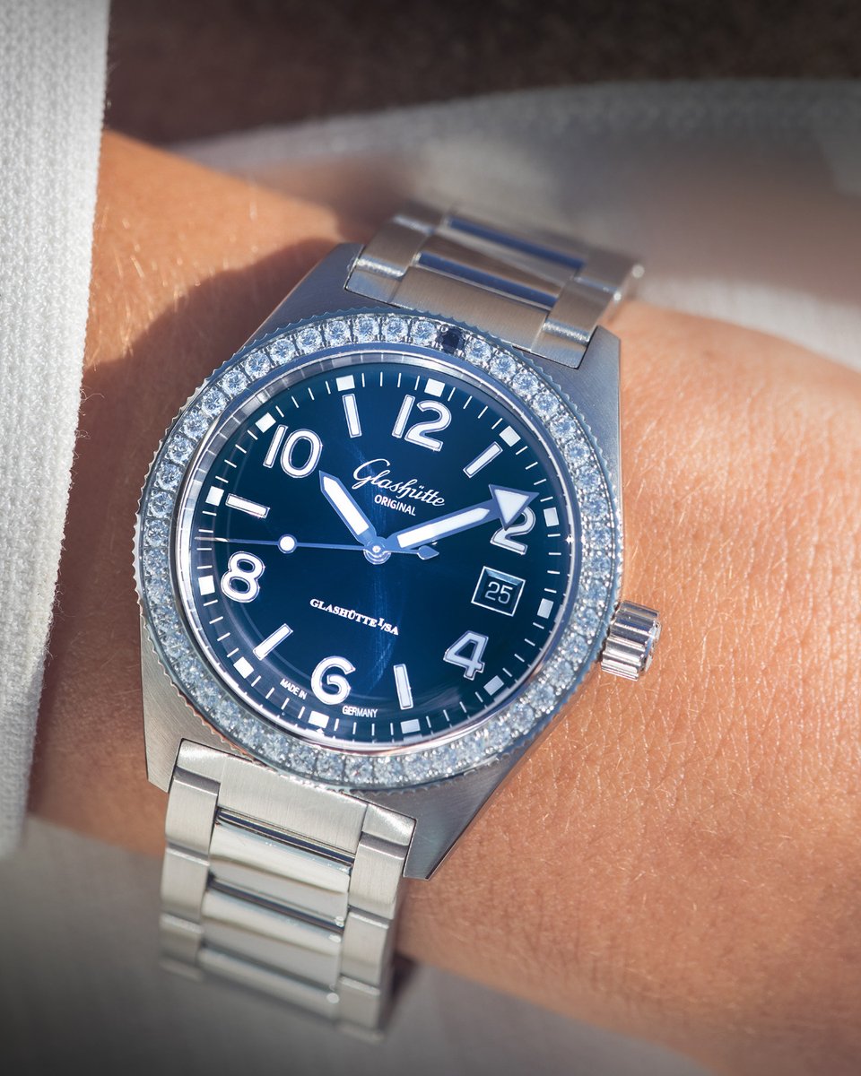 The SeaQ with its sparkling diamond bezel proves that sportiness and glamour are not mutually exclusive. Quite the contrary: when combined, they unfold an almost irresistible attractiveness.

glashuette-original.com/en/watches/spe…

#GlashütteOriginal #PTBTO #SeaQ #BlueDial #ladieswatch #diamond
