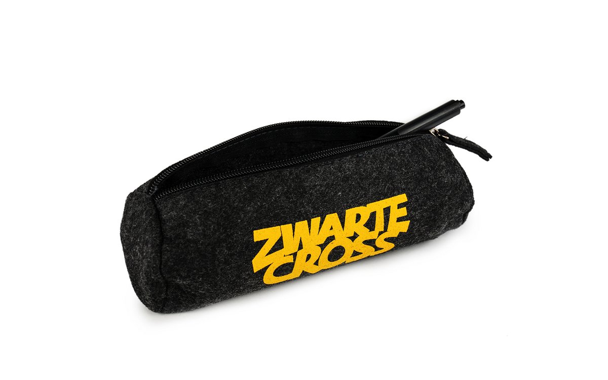 Back to school! 🎒 
De vakantie is weer voorbijgevlogen en de scholen gaan bijna weer beginnen. Bij een frisse start van een nieuw jaar horen fonkelnieuwe spullen! 

Wat dacht je van een etui, broodtrommel + beker en/of rugzak in Zwarte Cross-stijl? 

zwartecross.nl/shop