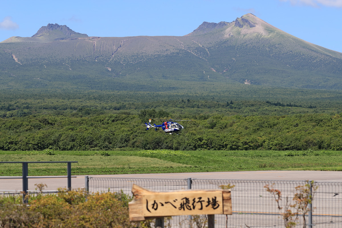 foggy_ja8369's tweet image. Aero Asahi
Eurocopter-Kawasaki BK-117C-2（JA01BK）
＃RJ04

初訪問となった鹿部飛行場で、初めて撮るJA01BK！
予てからJA01BKが撮りたいと思っておりましたが、まさか北海道、しかも鹿部で撮影出来るとは思いませんでした。
駒ヶ岳バックに川重カラーを残したJA01BK。最高でございました！