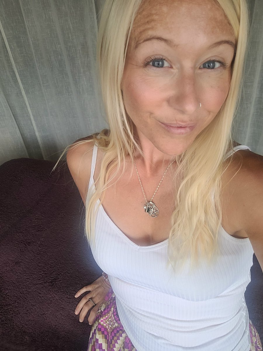 jacstepho's tweet photo. Was an early Reiki Healing Session start this morning - 7.30am!!! 
Couldn't think of a better way for someone to start their day...love that I can be a part of that..💜💫💜
#reiki 
#holistictherapy 
#reikihealing 
#seichem 
#love 
#mylove https://t.co/HRvWFa3z5p
