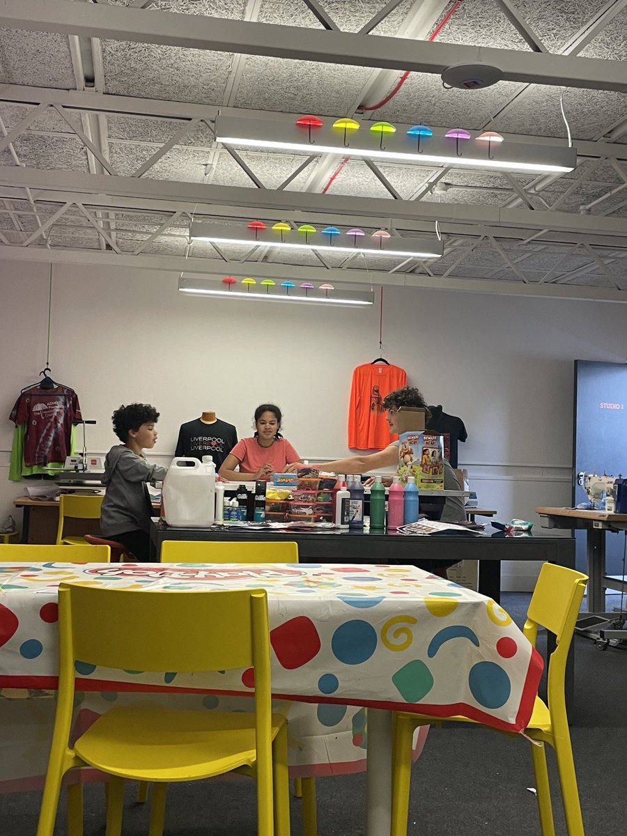 We have made slime, played bingo and had a good sit down and chat about all our crazy pets today! Playing  a pass the ball game now 😊