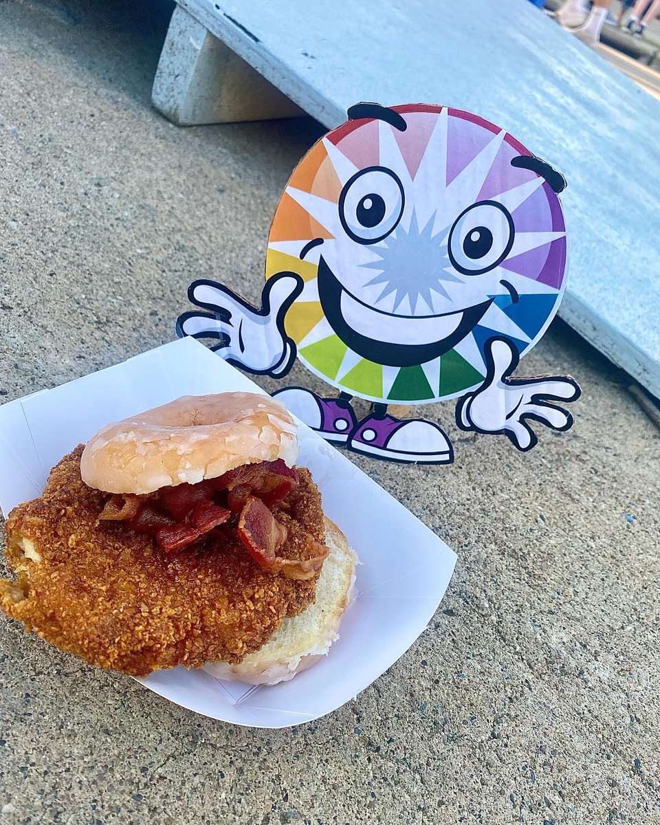 SciBrite Sam took to one of Iowa’s most famous and treasured places… The Iowa State Fair! And of course, in true fair fashion, had to try out a couple of the new foods. @IowaStateFair #NothingCompares #MidwestPride #ISFFindYourFun 🎡