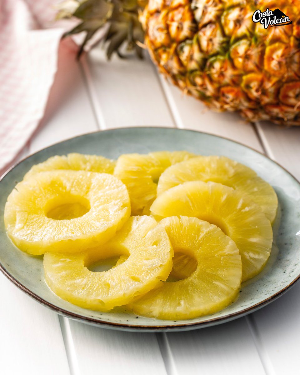 costavolcan's tweet photo. Los cilindros de piña de Costa Volcán son 100% naturales, pelada y lista para consumir. No hay excusa para no disfrutar de esta delicia. ¡Prueba y verás! 🍍🍍🍍🍍
¡A la venta en @EROSKI o en https://t.co/m1dzootSUM
#CostaVolcan #piña #piñagold #healthyfood #fruta #eroski https://t.co/lCWPcBINmQ