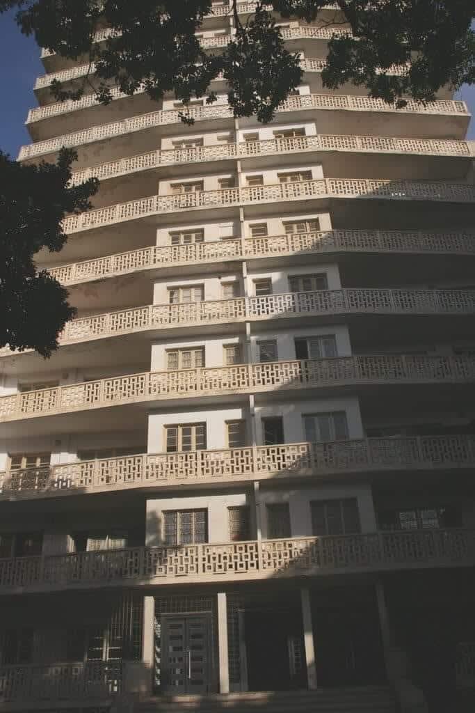 yusufcissee's tweet photo. Rappel: Cet immeuble , Brière de l'Isle, 52 appartements en recto verso, patrimoine de l'État, a été cédé par le gouvernement à une entreprise  indienne dénommée SENEGINDIA pour une durée de 99 ans en violation de la loi. https://t.co/1KfmhRDxPp