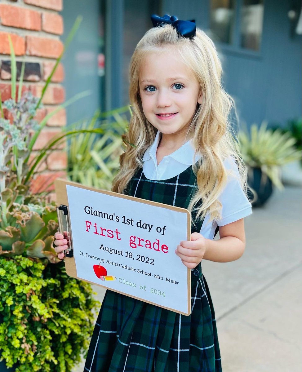 AngelaSue80's tweet photo. First day of first grade 🍎📚✏️ Go be great, baby girl ❤️ https://t.co/vjJkYwuY9U