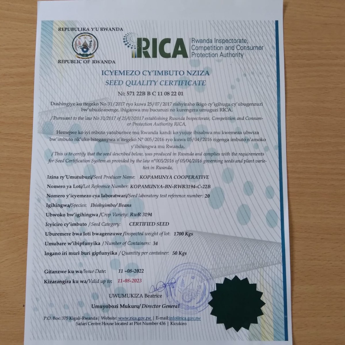 After producing 11 MT of bean (#NUA566 &amp; #RWR3194) through <a href="/ClintonFdn/">Clinton Foundation</a> support, 5 <a href="/east_umuhinzico/">East Umuhinzi Company</a> cooperatives received bean seed certificate from <a href="/InspectorateRw/">Rwanda Inspectorate, Competition & C.P Authority</a>. This will help farmers to get certified bean seeds for this coming season A2023.