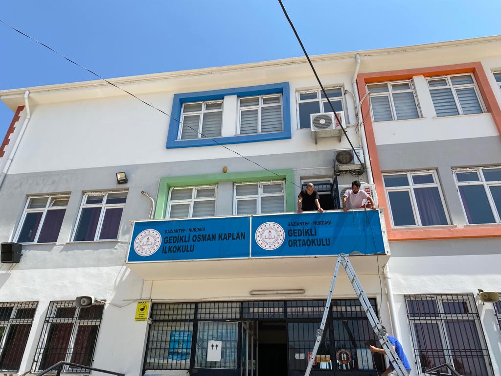 GedikliKaplan's tweet photo. 2022-2023 Eğitim Öğretime Hazırlık Kapsamında Okulumuzun Bakım,Onarım ve Tabela Yenileme Çalışmalarını Tamamlıyoruz... https://t.co/RZYovzTxmv