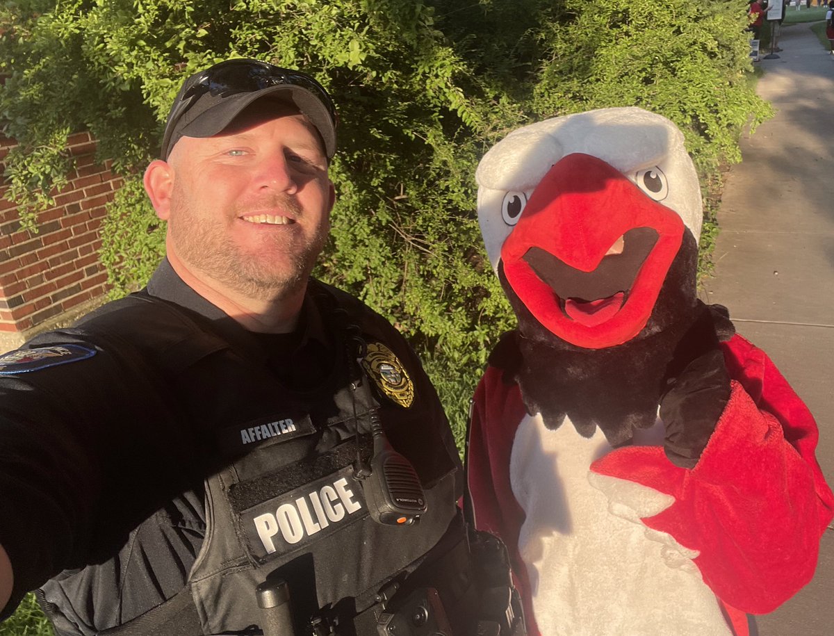 LawrenceKS_PD's tweet photo. Met a new friend on the #firstdayin497 while keeping kids safe and secure. Say hello to Rudy from Woodlawn Elementary! Have fun all you @usd497 Riverhawks. https://t.co/w7hZUxRnRB