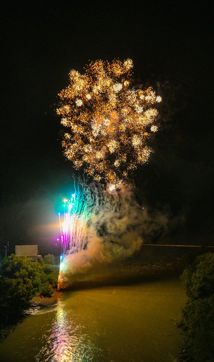 Otaka_Const's tweet photo. 🎇宇奈月温泉峡谷花火響宴2022🎇
峡谷に鳴り響く「音」が特徴的な花火大会であり、開湯100周年プレイベントと銘打って開催されました。なんと言ってもすごかったのが、3ヶ所同時打ち上げ。河川敷から目線の高さで開く花火は圧巻でした 平日にも関わらずようこそ！宇奈月へ♨️
🎆🍇(* ｰ̀ ֊ ｰ́ )و✧🍇🎇 https://t.co/19d80kNZ5O