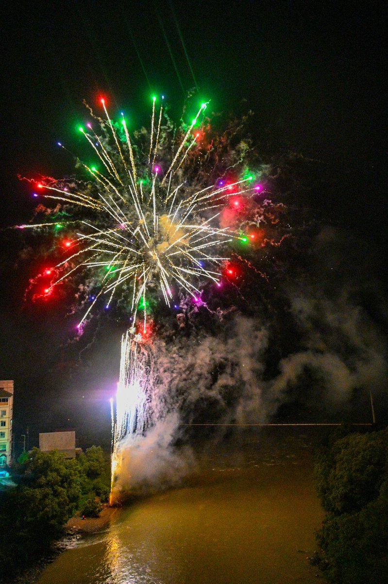 Otaka_Const's tweet photo. 🎇宇奈月温泉峡谷花火響宴2022🎇
峡谷に鳴り響く「音」が特徴的な花火大会であり、開湯100周年プレイベントと銘打って開催されました。なんと言ってもすごかったのが、3ヶ所同時打ち上げ。河川敷から目線の高さで開く花火は圧巻でした 平日にも関わらずようこそ！宇奈月へ♨️
🎆🍇(* ｰ̀ ֊ ｰ́ )و✧🍇🎇 https://t.co/19d80kNZ5O