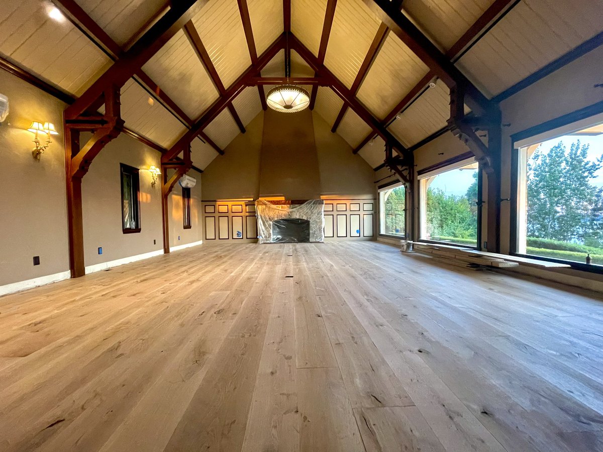 stefandwarven's tweet photo. Floors in the great GAMING HALL are down! Now for the sanding and staining! But they look glorious naked donβt they? Iβm going for a honey brown stain most likelyπ€π #chateaupokorny #gamingroom #gameroom #mancavern #beerhall #germanbeerhall #whiteoak #whiteoakfloors https://t.co/xmFOb6DQAV