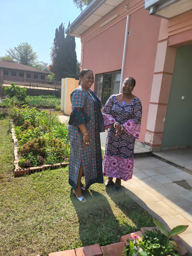acd_asbl's tweet photo. Deux femmes leaders de l'espace grand katanga se sont rencontrées ce 18/08/022, pour analyser la situation politique de l'heure.
L'essentiel de leur entretien a tourné autour de l'émancipation de la femme congolaise ds tout les secteurs de la vie,mais principalement en politique. https://t.co/EnH3qkIRBZ