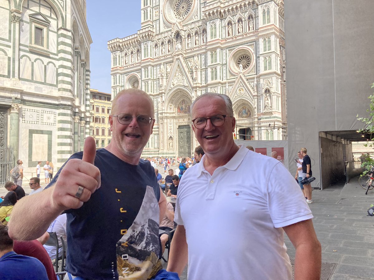 En wie kom je tegen in Florence? @KampmanA natuurlijk!!⚽️⚽️⚽️⚽️ #cote #tukkersontour <a href="/fctwente/">FC Twente</a>