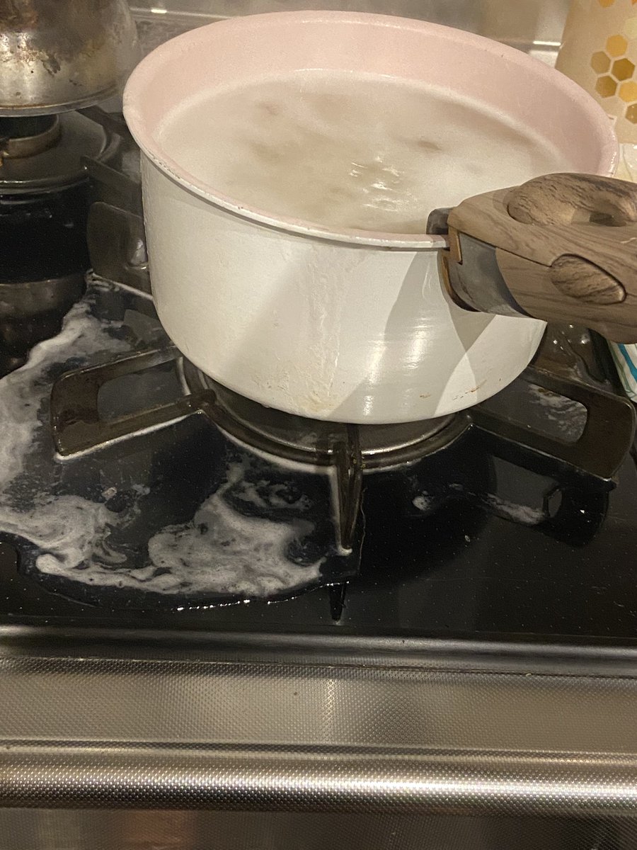 M51197064's tweet photo. これだから料理はいやだ
（麺茹でようとしただけ） https://t.co/jkwWGlS2iz