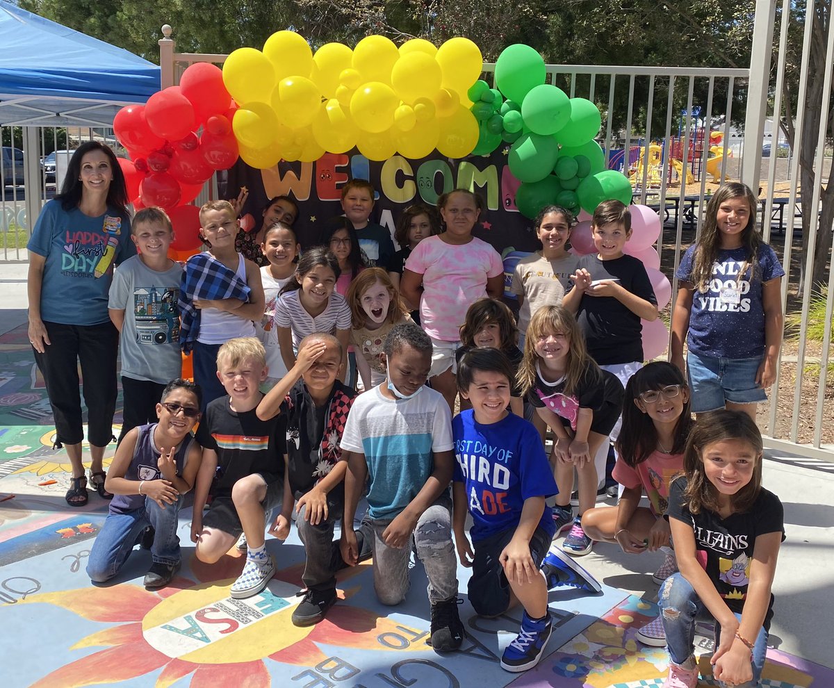 JaaGlaser's tweet photo. I celebrated my birthday and the first day of school with these awesome 3rd graders!!🎉🥰I love seeing happy kids in healthy relationships!❤️@FlyingHillsFAME @mkuhfal8 @FHSAPerkinsAP @CajonValleyUSD @davidmiyashiro @JoMedinaAlegria https://t.co/1YzBRjdwEC