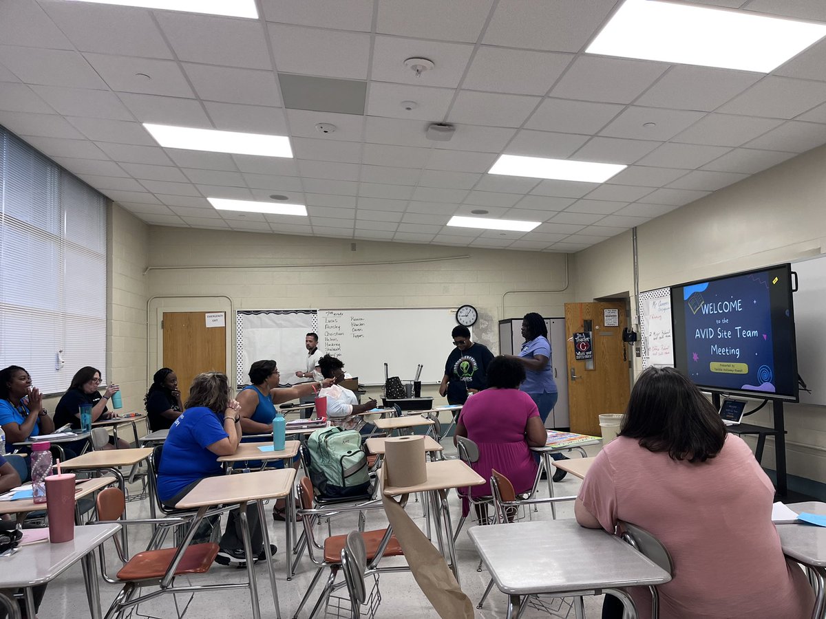 PCS_AVID's tweet photo. Full house for @AVID4College site team kickoff at @CMEbulldogs https://t.co/fsv0F5rZSs