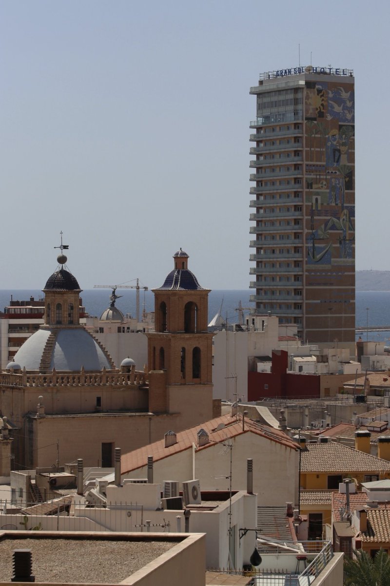 En Alicante tenéis un espejo de ese falso progreso que venden los promotores y voceros del rascacielos: un atentado paisajístico para el disfrute de una inmensa minoría. No lo quiero para Málaga