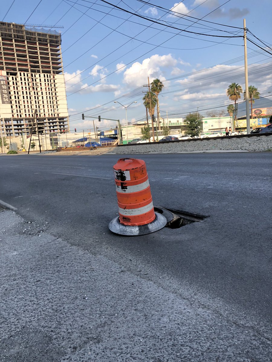 FofoGarcia's tweet photo. @Cicmty @TELMEXSoluciona Ayer pasé nuevamente, y pasó de estar destapada a ponerle tambos. Esto a un mes del reporte. https://t.co/nWbAoIZLu8