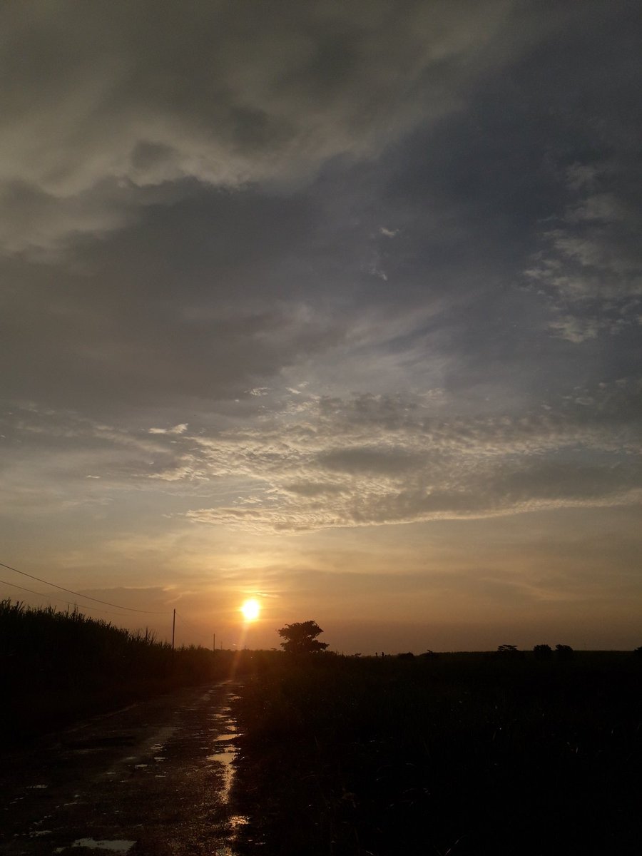 mhmdfazarsod's tweet photo. Senja tidak bermaksud mengglorifikasi keindahannya, dia indah dari sudut pandang setiap orang.... ☄️ https://t.co/0BE0qGc30X