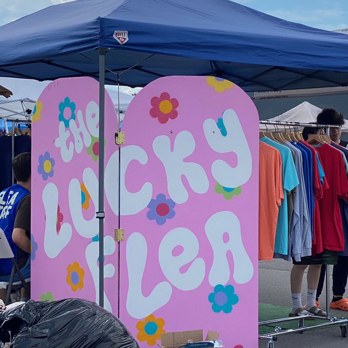 bsingerdesign's tweet photo. Hello fr The Lucky Flea in Rochester NY!  I LOVE a good flea, esp 1 that focuses on reducing, recycling and reusing, featuring local creatives and curators. &amp; U know I cannot resist great typography! @theluckyflea

#vintage #design #typography #fleamarket #recycle #reuse #reduce https://t.co/ljjkoCdj07
